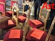 Un dettaglio delle poltrone destinate agli ospiti stranieri