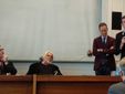 I due autori mentre ascoltano l'intervento del tenente colonnello Breda, comandante provinciale dei Carabinieri