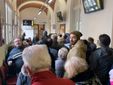 Cittadini in attesa del loro turno