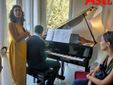 Non manca un angolo relax con tanto di pianoforte