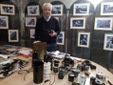 Il fotografo tra i suoi scatti