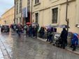 Visitatori in coda, nonostante la domenica piovosa, per accedere a Palazzo Mazzetti
