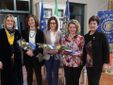 La presidente dell’Inner Wheel di Asti Donatella Testa Gianuzzi con le tre nuove socie, Carlotta Martinengo Bonfanti, Claudia Buzzi Boschi, Cinzia Braggio Soave e Patrizia Gentile Bergese Bogliolo PHF chairman del Comitato all’Espansione del Distretto 204 Italia dell’International Inner Wheel.