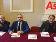L'assessore Imerito, il sindaco Rasero e il direttore del Teatro Alfieri Porro ritratti durante la conferenza stampa