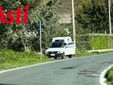 Una persona intenta a depositare rifiuti scaricati dal furgoncino