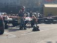 Gli attori in pausa pranzo in piazza Alfieri