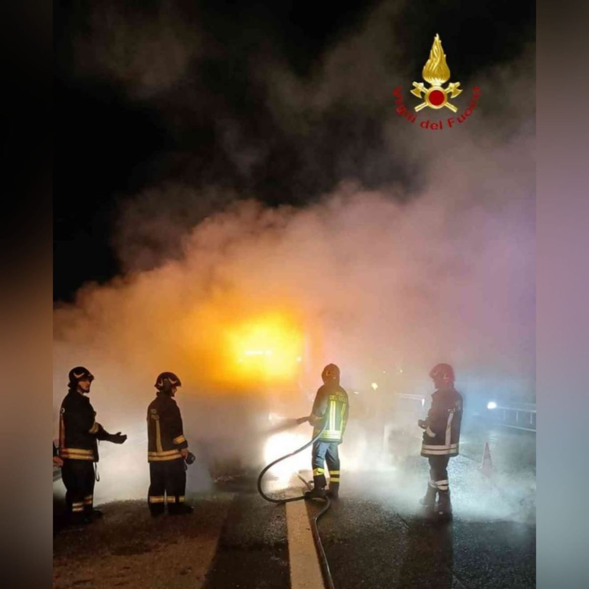 Furgone in fiamme sulla A21, tra Asti Ovest e Villanova. Sul posto i vigili del fuoco di Asti Furgone in fiamme sulla A21, tra Asti Ovest e Villanova. Sul posto i vigili del fuoco di Asti