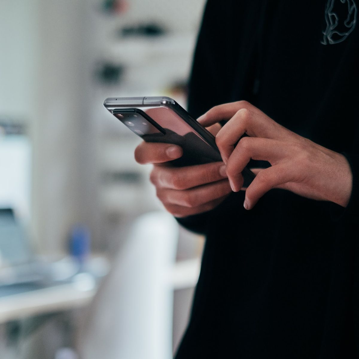 Italia, aumentano gli smartphone e il loro utilizzo: cosa facciamo con il telefono in mano