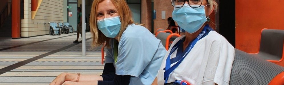 la dottoressa Franchi (in camice azzurro) con un'infermiera durante una pausa di lavoro