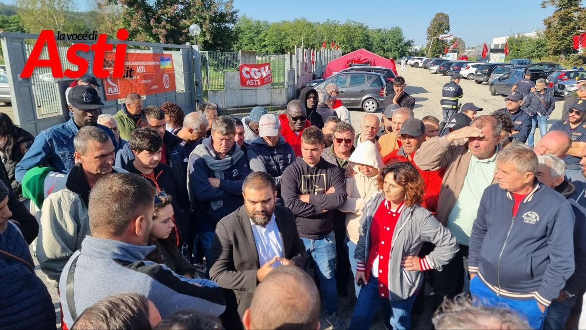 Muro contro muro alla ex Fortes di Baldichieri, sul posto anche polizia e carabinieri [FOTO E VIDEO]