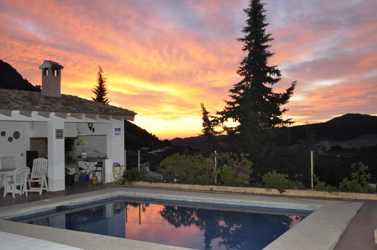 La Tua Oasi di Benessere: i Benefici di una Villa con Piscina