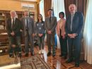 Il prefetto Claudio Ventrice, al centro tra le due signore, con i neo Maestri del Lavoro