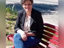 Il sindaco Roberta Volpato accanto alla panchina rossa, installata nel territorio di Refrancore, per sensibilizzare rispetto alla violenza di genere.
