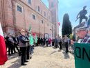 Il picchetto d’onore di Penne Nere davanti al monumento dei caduti.