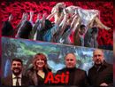 Collage tra un'immagine di scena dello spettacolo e una foto (ph. Merfephoto) della conferenza stampa di presentazione dell'evento musicale