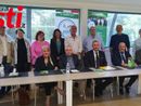 Il candidato sindaco Borio (seduto, terzo da sinistra) attorniato dai candidati consiglieri della sua lista civica