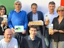 I soci della Fratellanza con il Biscotto del Mastodonte