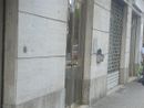 Pomeriggio di follia in corso Alessandria: raid vandalico con uno skateboard
