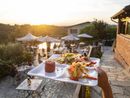 Un'esperienza unica a Casa Serra Eco-Resort &amp; Wellness con Aperitivo sotto le stelle e musica dal vivo con il tenore Enrico Iviglia