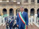 Giovanni Spandonaro poco prima della partenza della parata militare, con alle spalle il Colosseo