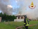 Nessun ferito ma ingenti danni per l'incendio al capannone di materiali edili [FOTO]