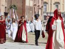 Viatosto:  il borgo bianco azzurro punta &quot;Ad maiora semper&quot;