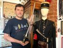 Massimo Umberto Tomalino con la sciabola e l'uniforme del minatore