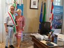 Il sindaco di Costigliole Cavallero con Xandra Derks