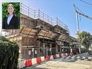 Il cantiere della scuola di Motta con, nel riquadro in alto a sinistra, l'assessore Laura Muratore