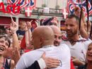 L'abbraccio festante di rettore e fantino in piazza San Secondo (MerfePhoto)