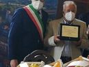 Eugenio Petitti premiato durante il riconoscimento del presidio Slow food ai suoi peperoni, con il sindaco Cavallero