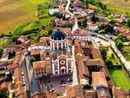 Una veduta aerea della maestosa Chiesa di San Giovanni Battista, a Fontanile