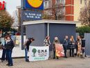 Un momento del presidio di sabato all'esterno di Lidl