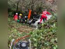 Auto finisce in una scarpata: conducente estratto dai vigili del fuoco Auto finisce in una scarpata: conducente estratto dai vigili del fuoco