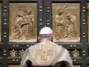 Il Papa apre la Porta Santa a San Pietro la notte di Natale - Ph @pontifex