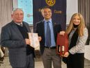 Marco Cuffaro, a sinistra, con il presidente del Rotary Alberto Bazzano ed il prefetto del club Esmeralda Masseroni