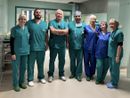 Il dottor Pisani (al centro) e il collega otorino Federico Aprile con: Roberta Sampietro (coordinatrice sala operatoria), Sabina Coscia e Gloria Andreis (infermiere anestesiste), Enrico Brigandì e Valentina Cavaletto (strumentisti) Il dottor Pisani (al centro) e il collega otorino Federico Aprile con: Roberta Sampietro (coordinatrice sala operatoria), Sabina Coscia e Gloria Andreis (infermiere anestesiste), Enrico Brigandì e Valentina Cavaletto (strumentisti)