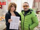 Silvia Medico, titolare del negozio Ricami d'arte e Fabio Forneris, titolare del negozio Effetti Ottici di corso Alfieri,  tra i promotori dell'iniziativa (Merphefoto)