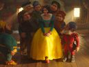 Biancaneve (Rachel Zegler) attorniata dai nani nel live action Disney