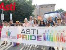 Il direttivo Asti Pride con La Pina, voce e volto noto di Radio Deejay, madrina della scorsa edizione del Pride (ph. Merfephoto - Efrem Zanchettin)