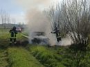 Auto in fiamme in un campo a San Damiano d'Asti