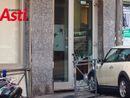 Asti, auto sfonda la vetrina di una banca Asti, auto sfonda la vetrina di una banca