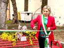 La sindaca Sara Arduino all'inaugurazione della panchina
