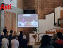 Le immagini dei funerali trasmesse nella chiesa parrocchiale di Nostra Signora di Lourdes ad Asti (Merphefoto)