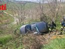 L'auto finita nella scarpata