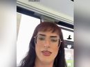 Un frame tratto dal video di Cara (2,7 mln di followers) sul bus