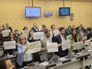 La manifestazione di protesta attuata in aula consiliare dai consiglieri PD La manifestazione di protesta attuata in aula consiliare dai consiglieri PD