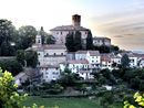 In foto: il borgo antico e il castello di Calamandrana In foto: il borgo antico e il castello di Calamandrana
