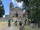 Un gruppo di cicloturisti a Roccaverano Un gruppo di cicloturisti a Roccaverano
