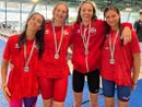 Greta Gabutto e Maddalena Bertelli (la prima e la seconda da destra) con la staffetta del Team Dimensione Nuoto